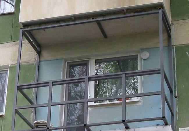 Альтернативное остекление балкона оргстеклом вместо стекла Мытищи