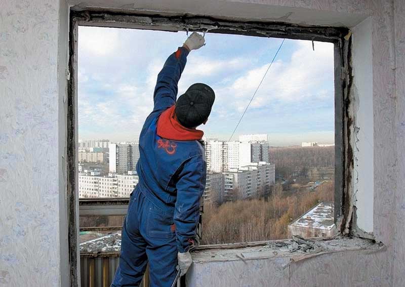 Демонтаж старого остекления балкона Мытищи